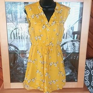 Pretty yellow dress!